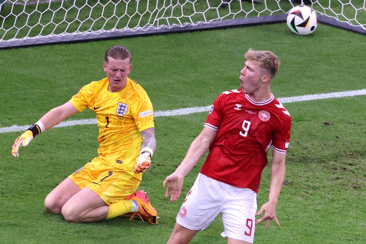Dinamarca equilibró fuerzas ante una Inglaterra que cerró el juego entre silbidos