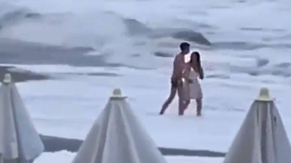 Captan en VIDEO momento exacto en que una mujer rusa fue arrastrada mar adentro