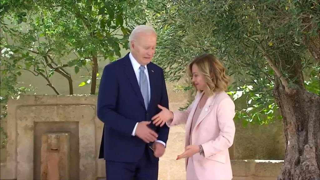 El torpe saludo de Biden a Meloni al llegar a la cumbre del G7 (VIDEO)