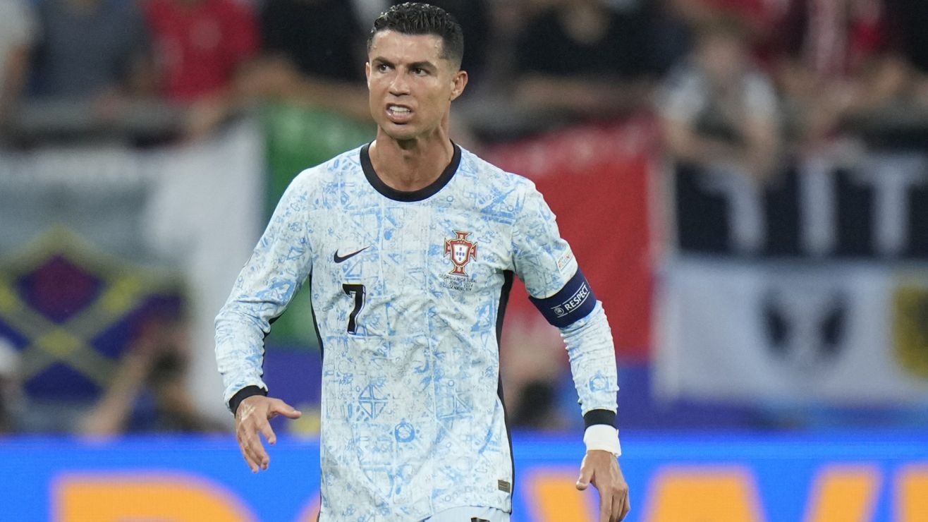 Todo por conocer a Cristiano Ronaldo: fanático casi lastima al astro portugués al lanzarse desde las gradas (VIDEO)