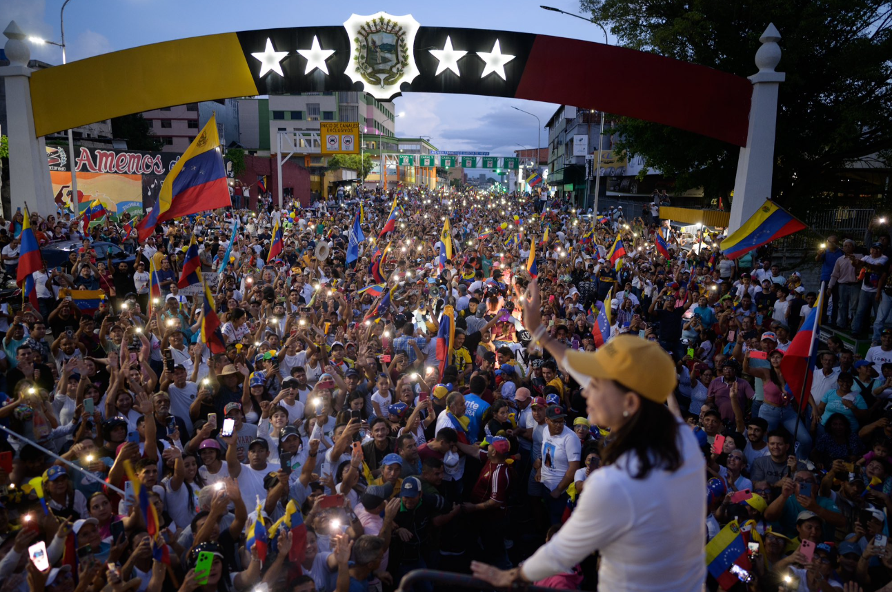 El País: María Corina Machado, el fenómeno electoral más arrollador en Venezuela desde el Chávez de 1998